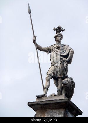 Una statua raffigurante la Fortitude scolpita da John Van nost il giovane nel 1753 si erge sulla porta del castello al Castello di Dublino, in Irlanda. Foto Stock