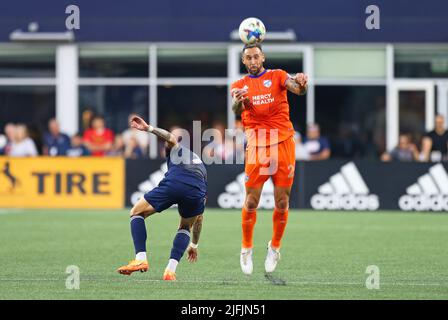 Stadio Gillette. 3rd luglio 2022. MA, USA; il difensore del FC Cincinnati Alvas Powell (2) testa la palla durante una partita MLS tra il FC Cincinnati e la Rivoluzione del New England al Gillette Stadium. Anthony Nesmith/CSM/Alamy Live News Foto Stock