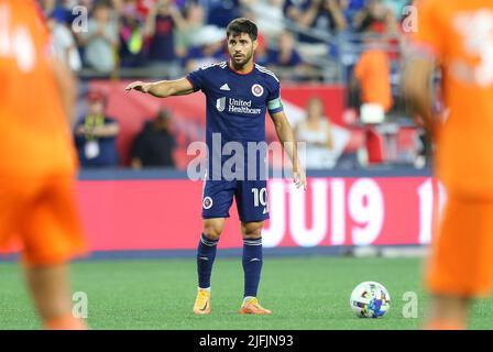 Stadio Gillette. 3rd luglio 2022. MA, USA; New England Revolution Midfielder Carles Gil (10) durante una partita MLS tra FC Cincinnati e New England Revolution al Gillette Stadium. Anthony Nesmith/CSM/Alamy Live News Foto Stock