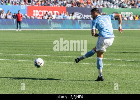 New York, NY - 3 luglio 2022: Valentin Castellanos (11) di NYCFC calcia la palla durante la partita regolare MLS contro Atlanta United allo stadio Yankee Foto Stock