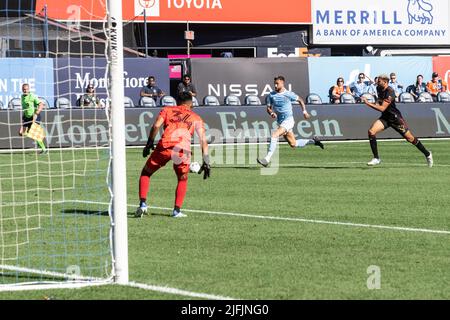 New York, NY - 3 luglio 2022: Valentin Castellanos (11) di NYCFC insegue la palla durante la partita regolare MLS contro Atlanta United allo stadio Yankee Foto Stock