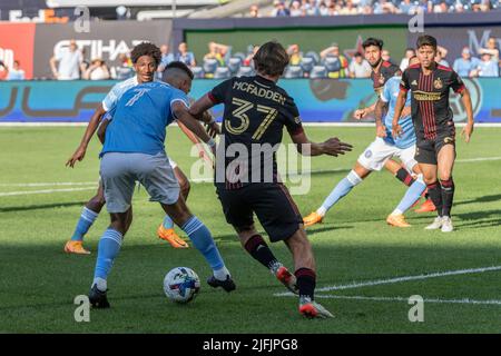 New York, Stati Uniti. 03rd luglio 2022. Alfredo Morales (7) di NYCFC controlla la palla durante la partita regolare MLS contro Atlanta United allo Yankee Stadium di New York il 3 luglio 2022. (Foto di Lev Radin/Sipa USA) Credit: Sipa USA/Alamy Live News Foto Stock