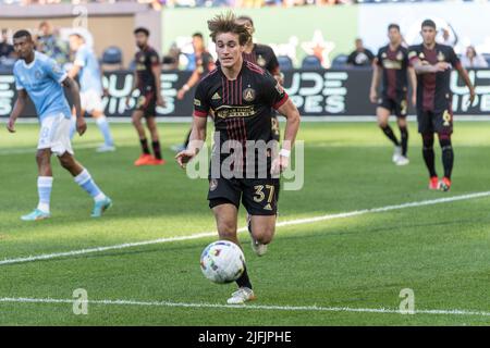 New York, Stati Uniti. 03rd luglio 2022. Aiden McFadden (37) di Atlanta United controlla la palla durante la partita regolare MLS contro NYCFC allo stadio Yankee di New York il 3 luglio 2022. (Foto di Lev Radin/Sipa USA) Credit: Sipa USA/Alamy Live News Foto Stock