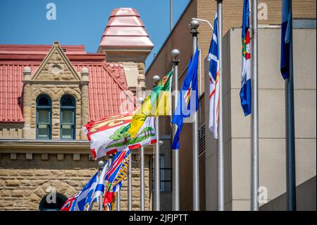 Diverse bandiere provinciali che ondano nel vento inn Calgary, Alberta. Foto Stock