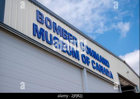 Nanton, Alberta - 2 luglio 2022: Appendiabiti al Bomber Command Museum of Canada in Alberta rurale. Foto Stock