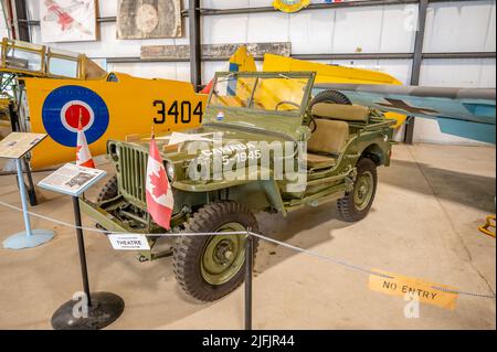 Nanton, Alberta - 2 luglio 2022: Jeep militare canadese al Museo del comando del Bomber del Canada nell'Alberta rurale. Foto Stock