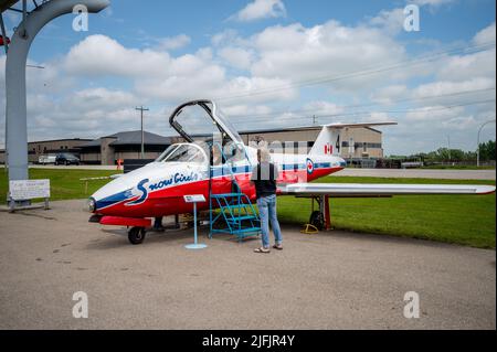 Nanton, Alberta - 2 luglio 2022: Tudor Jet nei colori degli Snowbirds al Bomber Command Museum of Canada nella campagna Alberta. Foto Stock