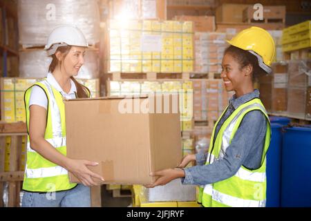 il lavoratore di magazzino che carica i prodotti della nave da magazzino invia al cliente per ordine personale che lavora felice Foto Stock