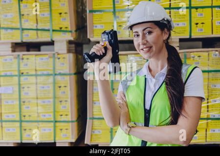 Personale signora lavoratore lavorare in magazzino inventario prodotti gestione raccolta con dispositivo di scansione codici a barre. Foto Stock