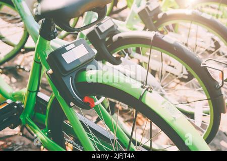 Servizio di noleggio biciclette per turisti e persone locali noleggio da smartphone app in molte città viaggi in tutto il mondo. Foto Stock