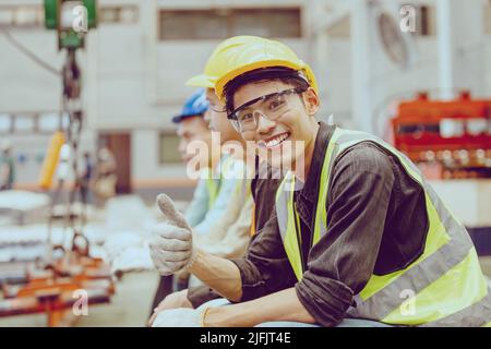 Heavy Industry Worker Workman team di assistenza che lavora in metallo fabbrica Ritratto felice sorridente. Foto Stock