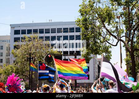 Persone che partecipano alla sfilata di orgoglio in città con diverse bandiere di orgoglio. Foto scattata a San Francisco, Stati Uniti d'America il 26 2022 giugno Foto Stock