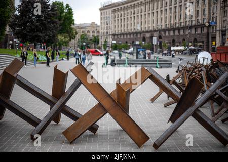 KIEV, UCRAINA - 20 MAGGIO 2022: Ricci anticarro o ricci cechi sul lato della strada sono pronti a bloccare Piazza Indipendenza in caso di un Foto Stock