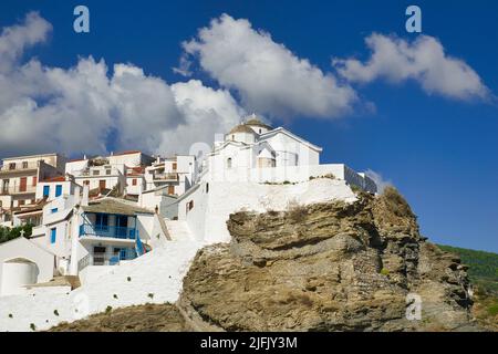 Bella chiesa bizantina bianca su una roccia. Isola di Skopelos , Grecia Foto Stock