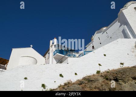 Bella chiesa bizantina bianca su una roccia. Isola di Skopelos , Grecia Foto Stock