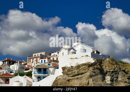 Bella chiesa bizantina bianca su una roccia. Isola di Skopelos , Grecia Foto Stock