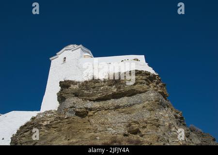 Bella chiesa bizantina bianca su una roccia. Isola di Skopelos , Grecia Foto Stock