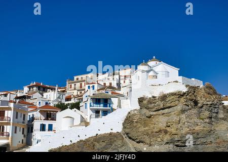 Bella chiesa bizantina bianca su una roccia. Isola di Skopelos , Grecia Foto Stock