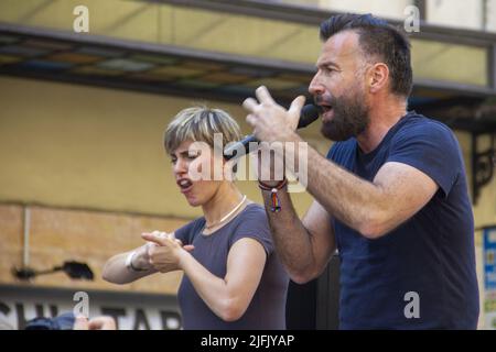 Padova, Italia. 03rd luglio 2022. Padova Pride 2022 - Corpi in rivolta 3 Luglio 2022Corpi in rivolta - Padova Pride 2022. Domenica 3 luglio un grande evento che coinvolge molti giovani. A capo della processione, il vice italiano Alessandro Zan, autore del disegno di legge contro l'omotransfobia (Foto di Mimmo Lamacchia/Pacific Press) Credit: Pacific Press Media Production Corp./Alamy Live News Foto Stock