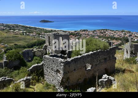 Villaggio abbandonato in Calabria, in Italia, sotto un cielo limpido Foto Stock