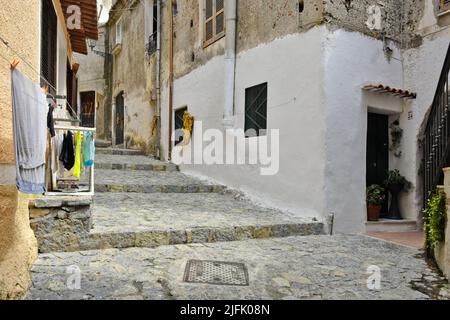 Una bella foto di una stradina stretta tra le vecchie case del villaggio Scalea, la Calabria, Italia Foto Stock