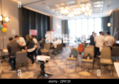 L'atmosfera sfocata dell'officina, con un proiettore davanti alla sala dell'hotel, è adatta per l'uso come immagine di sfondo in una presentazione. Foto Stock