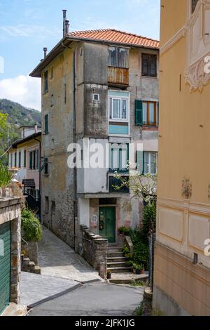 Un colpo verticale di una strada stretta tra vecchi edifici in una giornata di sole Foto Stock