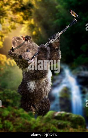 Il cucciolo dell'orso gioca uno strumento di vento nel mezzo della foresta in un cappello sullo sfondo di una cascata con un uccello su un clarinetto. Arte concettuale surreale Foto Stock