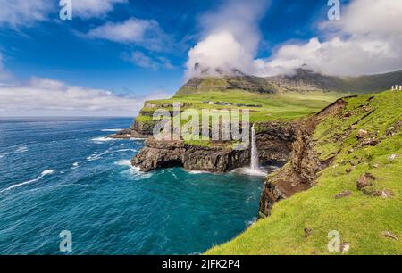 Gasadalur con cascata Mulafossur a Vagar, Isole Faroe Foto Stock