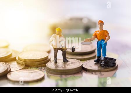 Persone in miniatura : personaggi del lavoratore che lavorano sulla moneta con sfondo bianco blured auto. Denaro e concetto finanziario. Spazio copia per l'uso come business ba Foto Stock