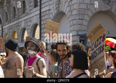 Padova, Veneto, Italia. 3rd luglio 2022. Padova Pride 2022 - Corpi in rivolta 3 Luglio 2022.Corpi in rivolta - Padova Pride 2022. Domenica 3 luglio un grande evento che coinvolge molti giovani. A capo della processione, il vice italiano Alessandro Zan, autore del disegno di legge contro l'omotransfobia (Credit Image: © Mimmo Lamacchia/Pacific Press via ZUMA Press Wire) Foto Stock