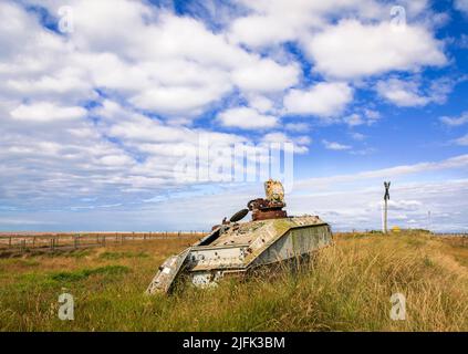 Abbandonato corazzato portatore APC su Romney Marsh tra Lydd e Dungeness Kent sud-est Inghilterra Foto Stock