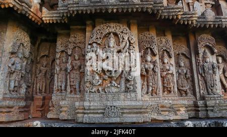 Kalinga Mardana : scultura raffigura il Signore Krishna che balla sulla testa del serpente Kalinga, Tempio di Lakshminarasimha, Haranhalli, Hassan, India Foto Stock