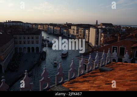 VENEZIA, ITALIA - 18 APRILE 2019 imbarcazioni sul Canal Grande al tramonto prese dalla terrazza panoramica di Bottega Veneta T Galleria Foto Stock