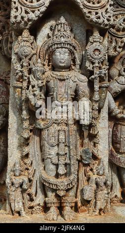 Scultura in piedi di Lord Vishnu sul Tempio Shree Lakshminarayana, Hoshaholalu, Mandya, Karnataka, India. Foto Stock