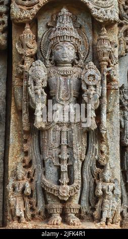 Scultura in piedi di Lord Vishnu sul Tempio Sri Lakshminarayana, Hosaholalu, Mandya, Karnataka, India. Foto Stock