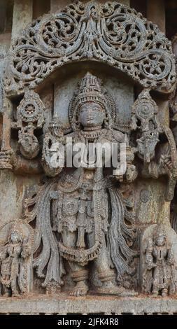 Scultura di Lakshmi sul Tempio di Sri Lakshminarayana, Hosaholalu, Mandya, Karnataka, India. Foto Stock