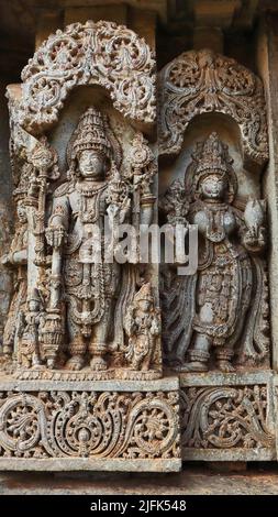 Scultura di Lord Vishnu e la dea Lakshmi al Tempio di Sri Lakshminarayana, Hosaholalu, Mandya, Karnataka, India. Foto Stock