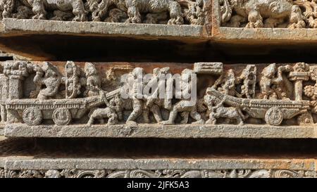 Sculture di scene di guerra sul Tempio di Sri Lakshminarayana, Hosaholalu, Mandya, Karnataka, India. Foto Stock