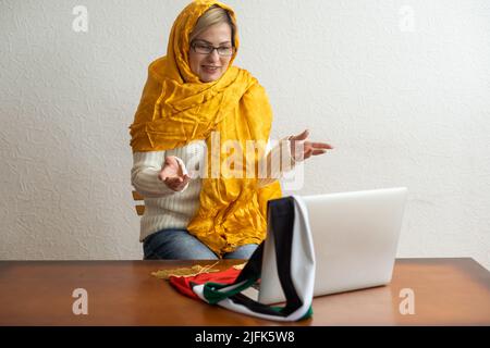 arabian iworking su laptop, bandiera degli Emirati Arabi Uniti Foto Stock