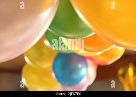 Molti grandi palloncini bianchi che pendevano dal soffitto durante una  cerimonia e celebrazioni Foto stock - Alamy