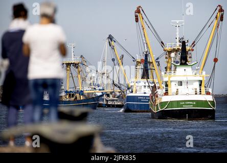 2022-07-04 09:51:45 IJMUIDEN - pescatori hanno Unito le proteste degli agricoltori contro i piani di azoto del governo. Hanno bloccato il porto di IJmuiden con le loro barche. Oltre alle conseguenze della Brexit, all’arrivo di parchi eolici e al divieto europeo di pesca a impulsi, il settore della pesca sta anche lottando con prezzi del carburante alle stelle. ANP KOEN VAN WEEL netherlands OUT - belgium OUT Credit: ANP/Alamy Live News Foto Stock