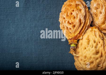 Tre pietre di seme di frutta di nettarine primo piano Foto Stock