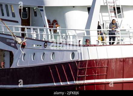 2022-07-04 09:32:01 IJMUIDEN - pescatori hanno Unito le proteste degli agricoltori contro i piani di azoto del governo. Hanno bloccato il porto di IJmuiden con le loro barche. Oltre alle conseguenze della Brexit, all’arrivo di parchi eolici e al divieto europeo di pesca a impulsi, il settore della pesca sta anche lottando con prezzi del carburante alle stelle. ANP KOEN VAN WEEL netherlands OUT - belgium OUT Credit: ANP/Alamy Live News Foto Stock