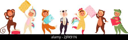 Festa di Pajama. I bambini indossano pigiami, costumi animali. Festival bambini con cuscini, dormire personaggi divertenti. Isolato amici felici vettore decente Illustrazione Vettoriale