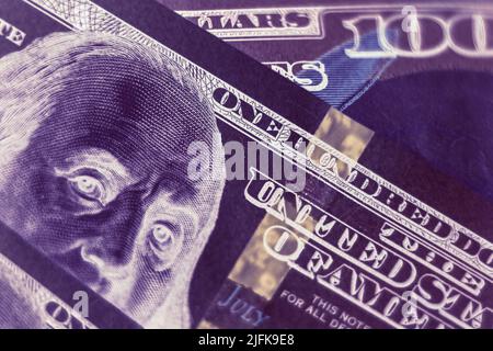Primo piano il volto di Franklin su un centinaio di dollari. American, dollari USA Cash Money in negativo. Motivo di sfondo per la progettazione. Foto Stock