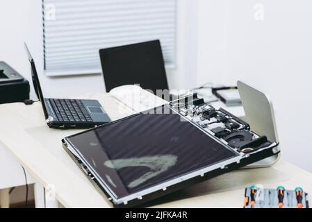 Primo piano delle parti del computer all'interno del computer danneggiato. Concetto di assistenza e riparazione del computer. Foto Stock