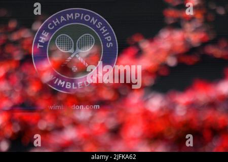 Una visione generale del logo Wimbledon davanti al giorno otto dei campionati di Wimbledon 2022 all'All England Lawn Tennis and Croquet Club, Wimbledon. Data foto: Lunedì 4 luglio 2022. Foto Stock