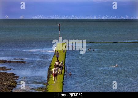 spettacoli pic: Fine settimana a Margate come bagnanti ha approfittato della piscina di marea di Walpole Bay. Strisciando lungo il muschio scivoloso carico Thames es Foto Stock