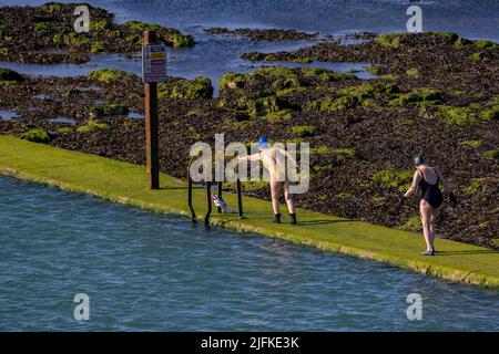 spettacoli pic: Fine settimana a Margate come bagnanti ha approfittato della piscina di marea di Walpole Bay. Strisciando lungo il muschio scivoloso carico Thames es Foto Stock